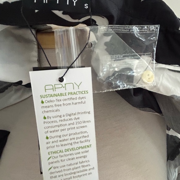 Elegant Black and White Abstract Dress - Picture 5 of 5